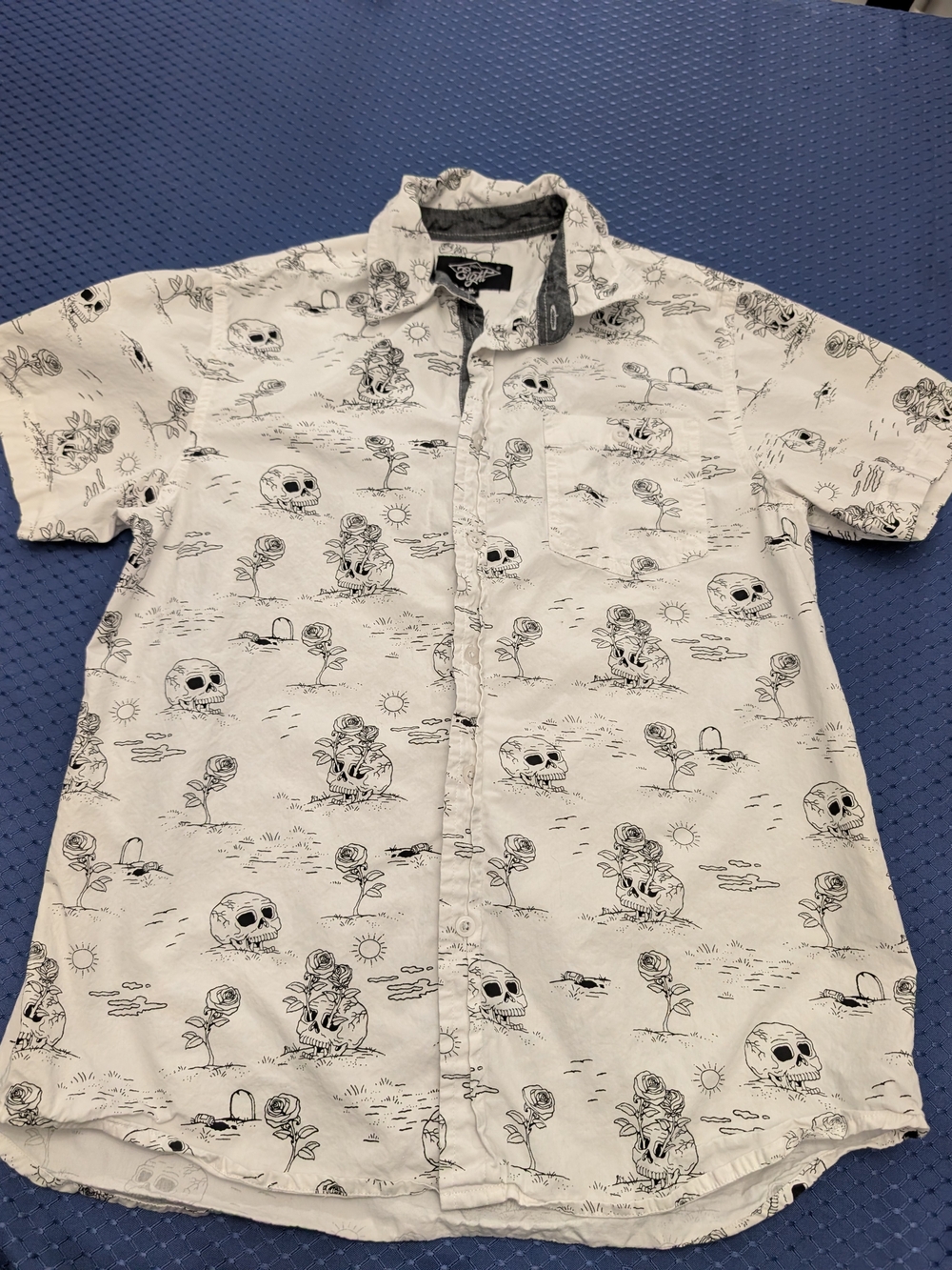 Casual White Short-Sleeve Button-Up Shirt with Skull Print By Eighty Eight